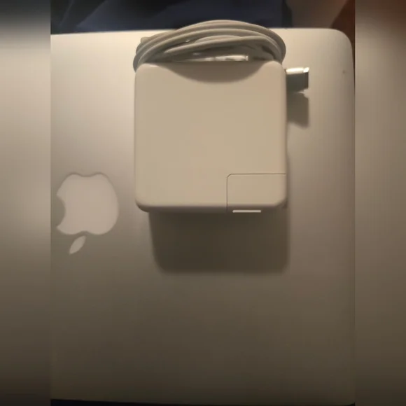 Apple MacBook Pro 13-inch, a portable and powerful laptop. - Picture 5 of 6